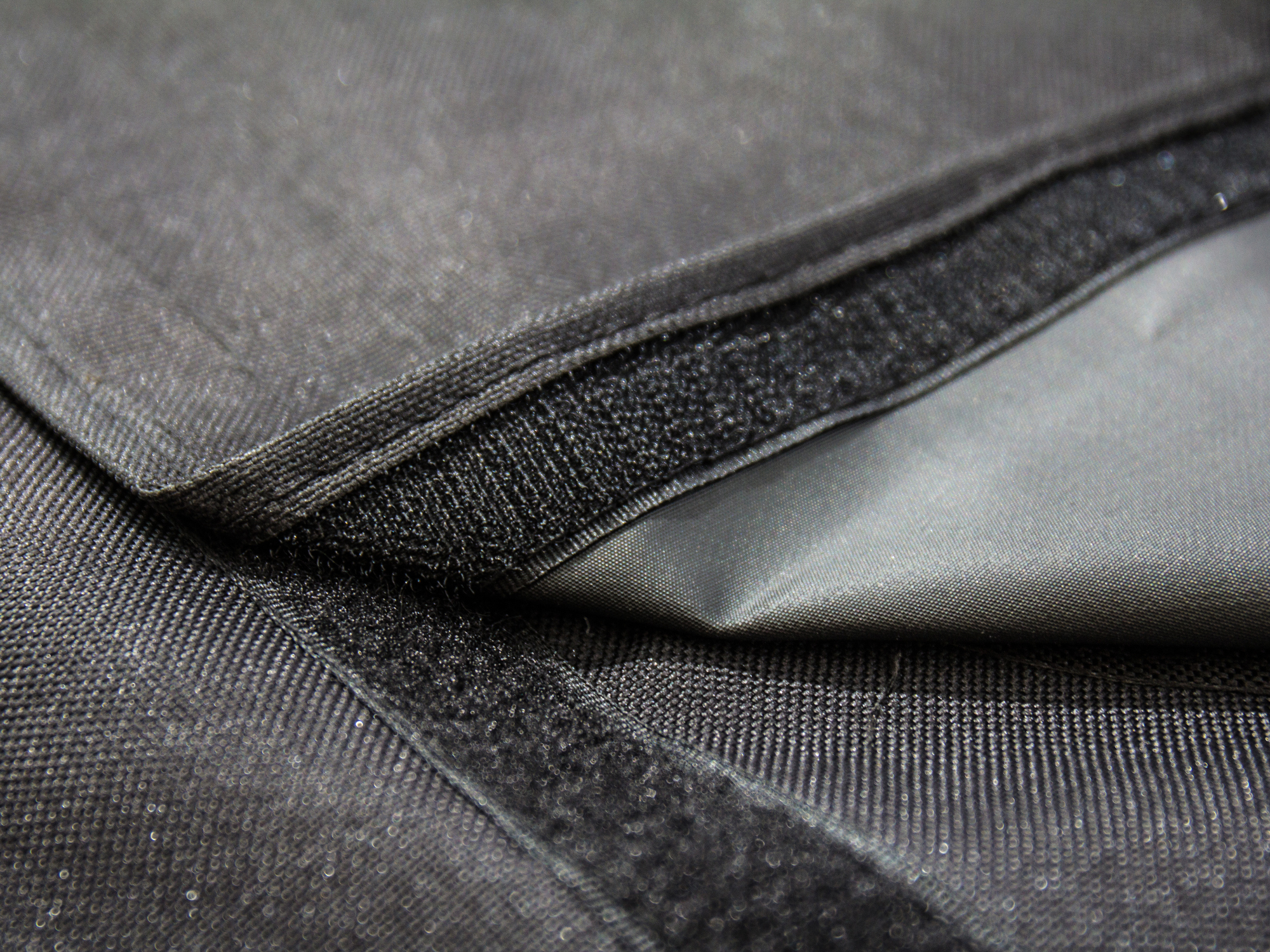 Python® Series TV-Cover Indoor/Outdoor – wetterfester Universalschutz für Ihr TV oder Monitor, 140x89 cm, 58“ bis 60“