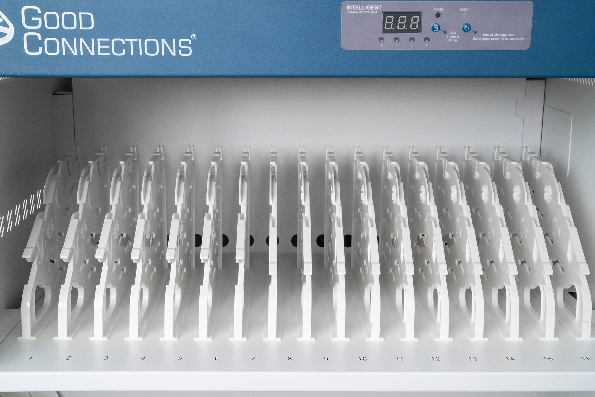 Good Connections® GEMMA N32 Notebook-Ladewagen für 32 Geräte, Schutzkontaktbuchsen, weiß/blau