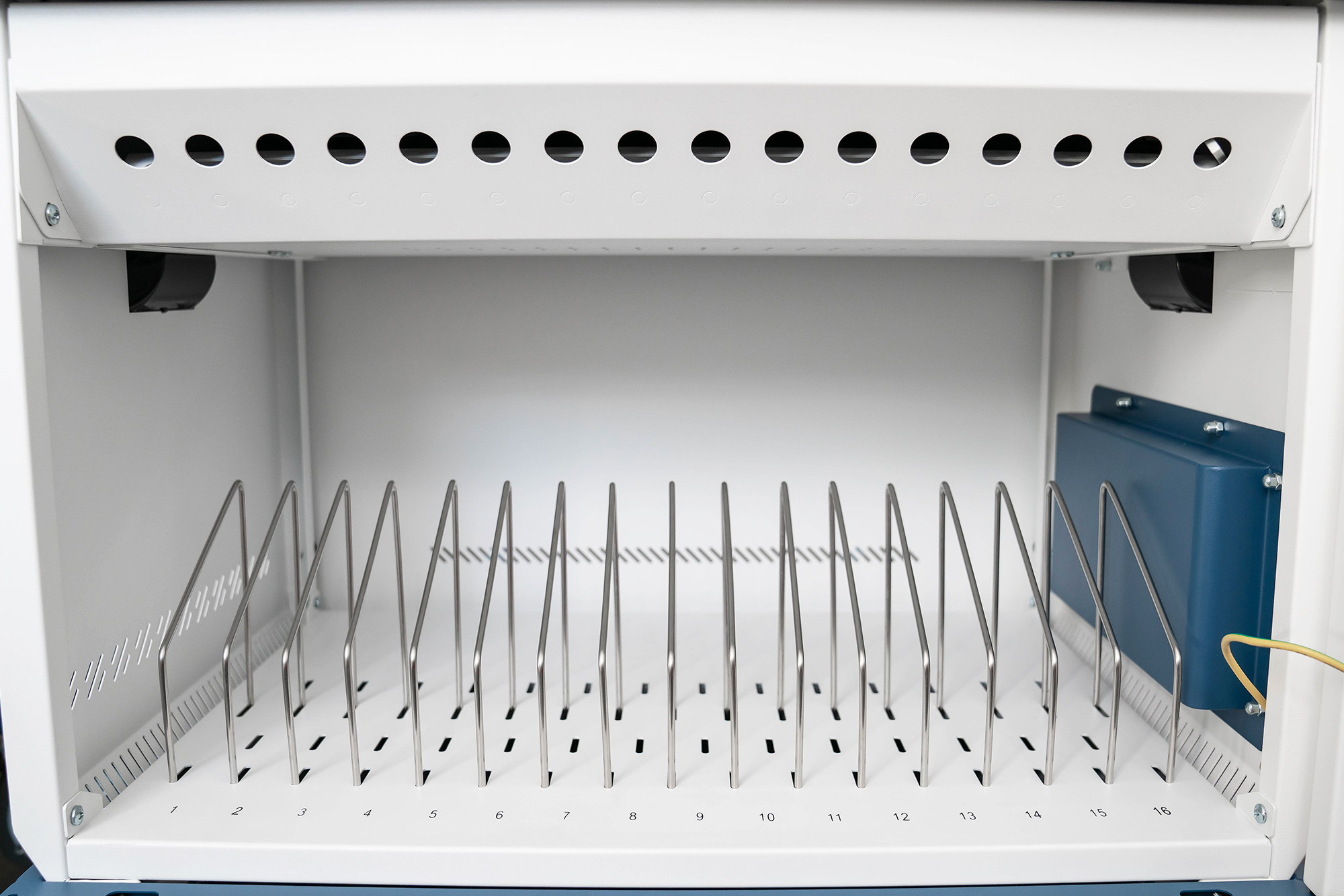 Good Connections® GEMMA N16 Notebook-Ladeschrank/-wagen für 16 Geräte, Schutzkontaktbuchsen, weiß/blau