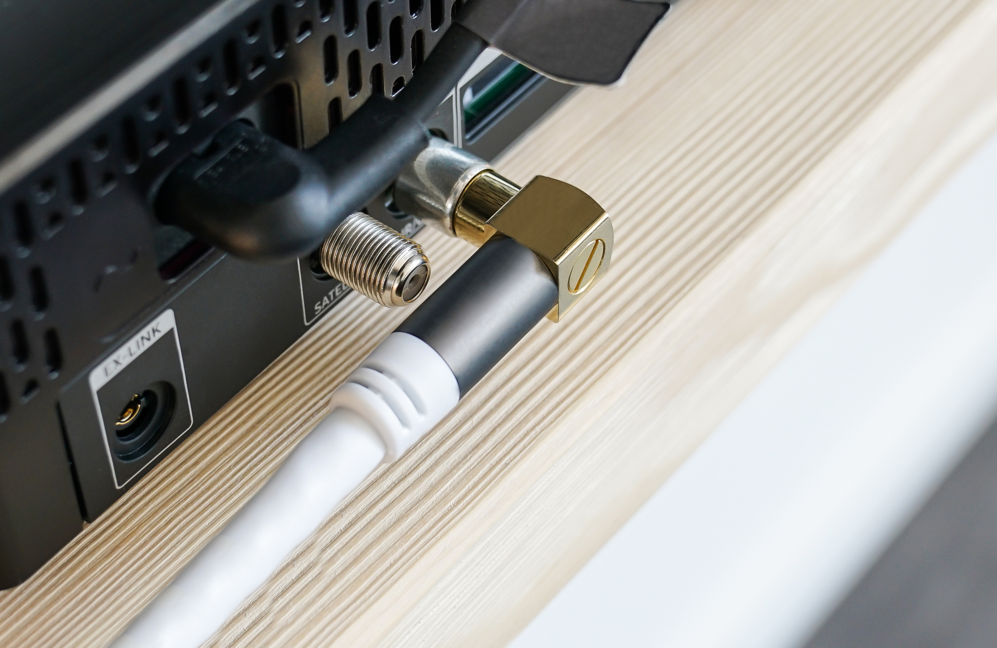 TV Antennenkabel SmartFLEX, IEC/Koax Winkel-Stecker an Buchse, vergoldet, vierfach geschirmt, 120 dB, 75 Ohm, CU, weiß, 1m, Good Connections®