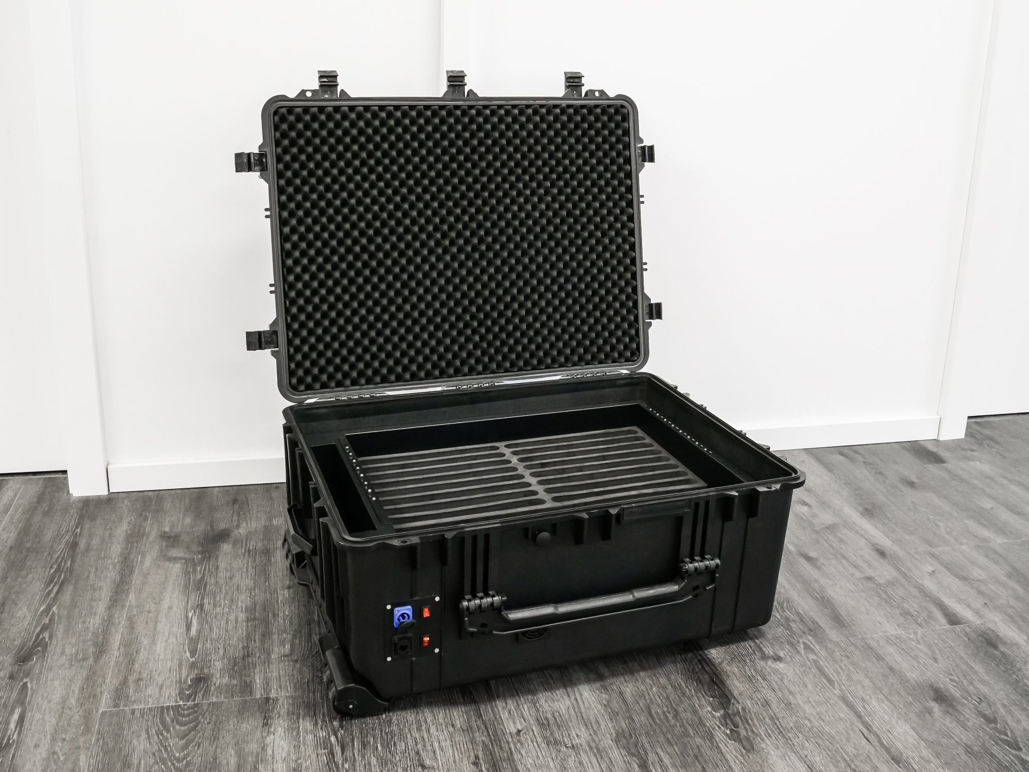 Good Connections® ATON2 T16C Tablet-Ladetrolley, USB-C™ Ausführung, aktive Belüftung, Zusatzsteckdosen, schwarz