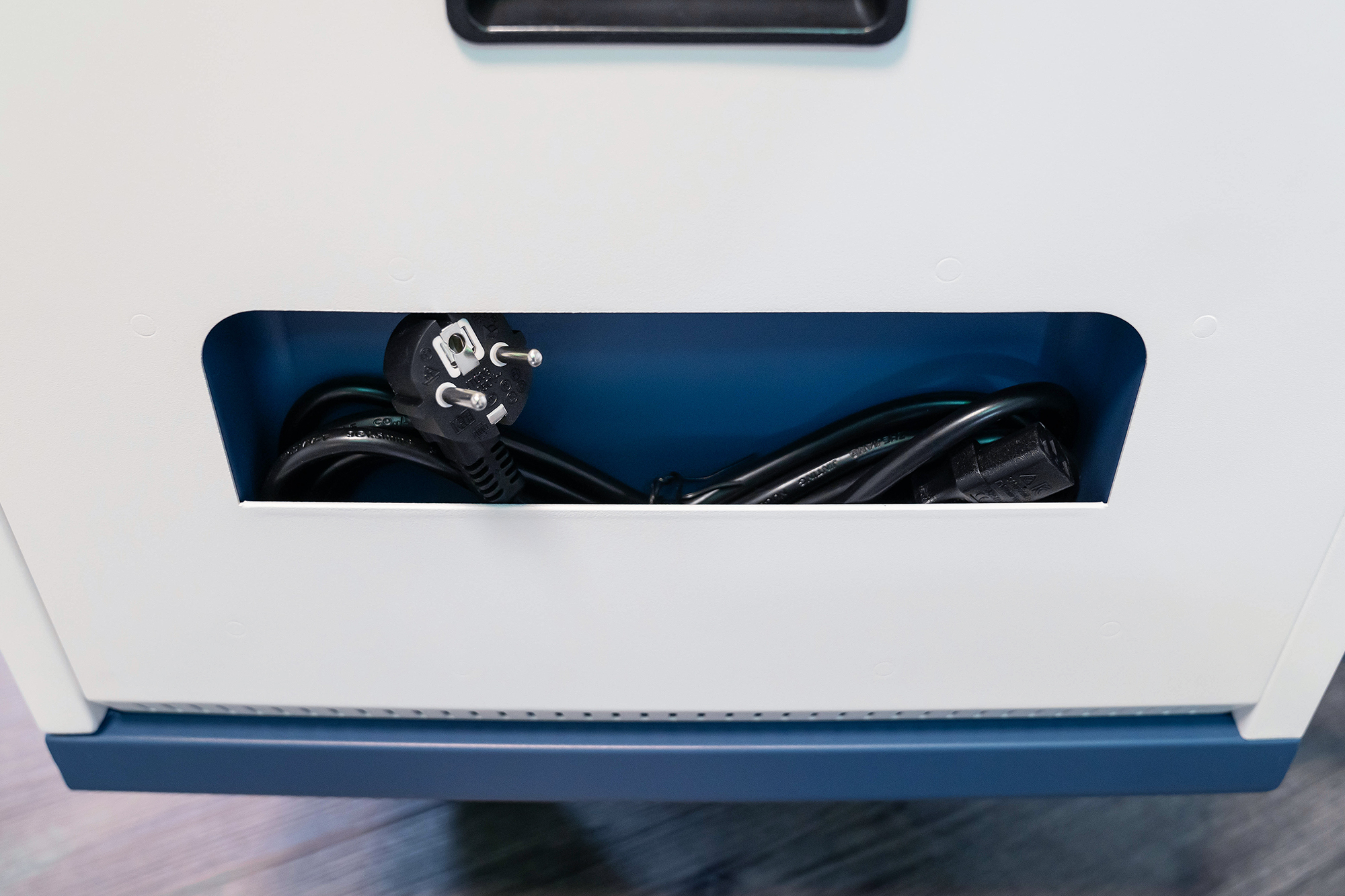 Good Connections® GEMMA N16 Notebook-Ladeschrank/-wagen für 16 Geräte, Schutzkontaktbuchsen, weiß/blau