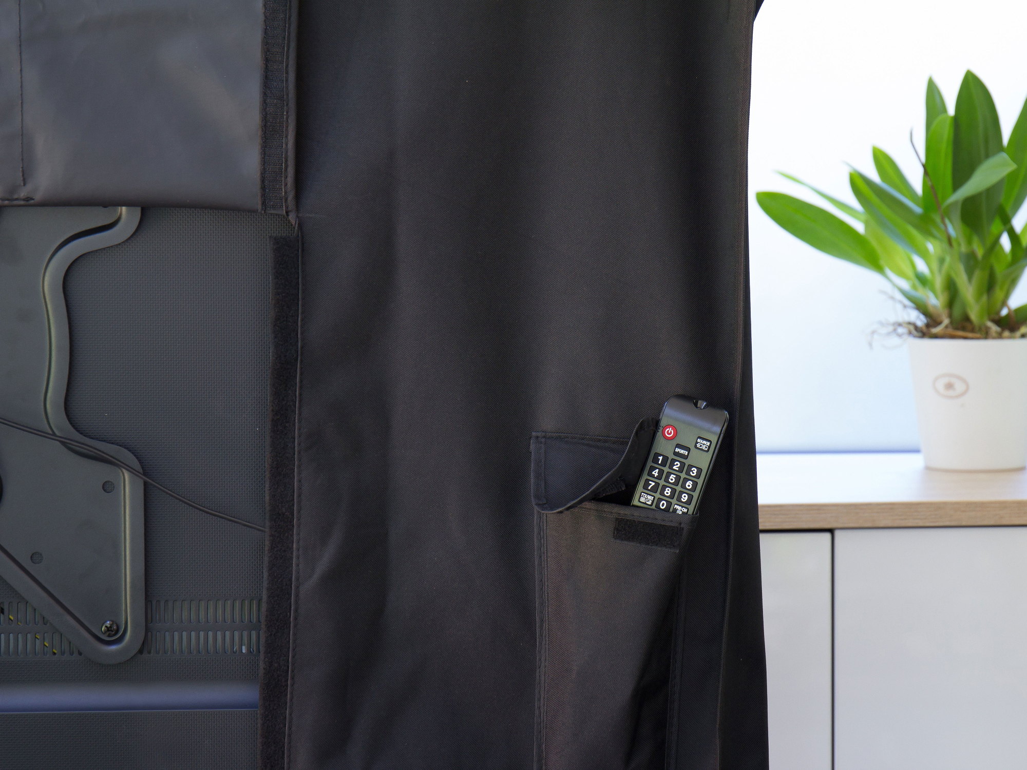 Python® Series TV-Cover Indoor/Outdoor – wetterfester Universalschutz für Ihr TV oder Monitor, 132x76 cm, 55“ bis 58“