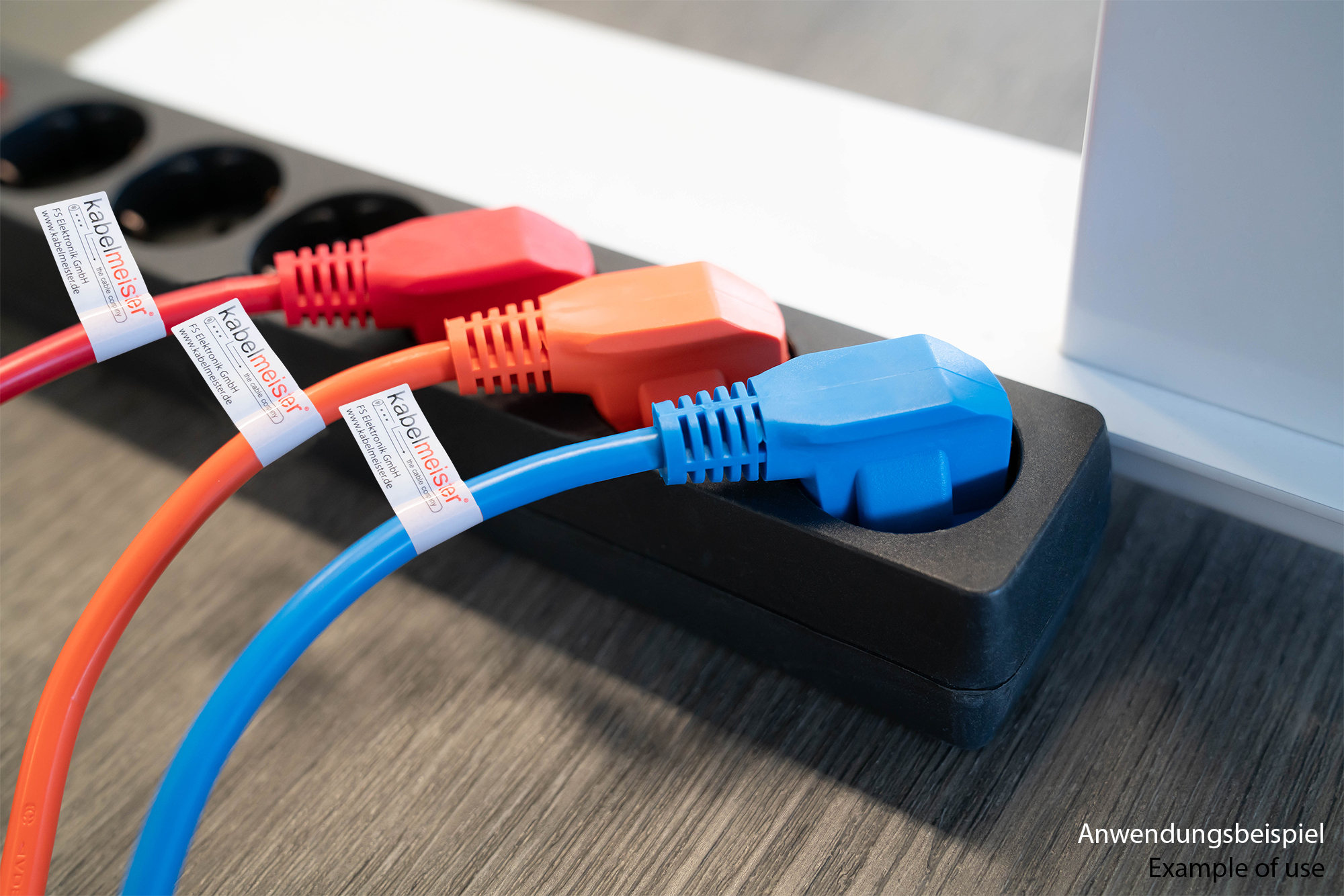 kabelmeister® Netzkabel Schutzkontakt-Stecker Typ E+F (90° gew.) an Kaltgeräte-Buchse C13, blau, 1,00mm², 5m